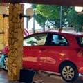 Kaos u Dramlju: 76-godišnja vozačica sletjela automobilom na terasu restorana