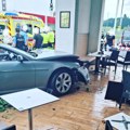 Kolima uleteo u baštu kafića, povredio tri gosta: Nesreća u Ivačnoj Gorici VIDEO