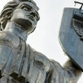 Počelo uklanjanje sovjetskih simbola sa statue Majke domovine u Kijevu, zameniće ih trozubac