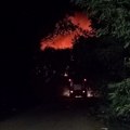 Gori deponija u Kačarevu, požar se širi ka groblju
