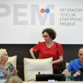„REM dobija diktatorska ovlašćenja“: Istina o navodnom „restartu“ tela kojim vlast teroriše srpsku javnost nasiljem…