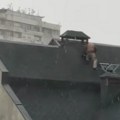 Šok prizor na Voždovcu: Beograđanin na krovu dok olujni vetar udara 100 na sat (video)