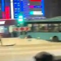 Sneg izazvao haos: Autobus izleteo na trotoar, povređena i trudnica (video)