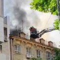 Prvi snimci požara Na Dorćolu: Gori tavan zgrade - na licu mesta veliki broj vatrogasaca (VIDEO)
