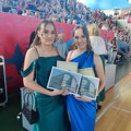 Sestre bliznakinje Tamara i Tijana Popović učenice generacije ekonomske škole (FOTO)