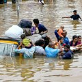 Velike poplave zahvatile jug Indije: Poginule najmanje 33 osobe, voda nosila kuće