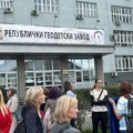 Protest sindikata i studenata ispred RGZ: Podrška radnici premeštenoj u Inđiju (VIDEO)