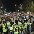 Studenti i srednjoškolci redari napravili živi zid između desetine hiljada demonstranata i par stotina pristalica SNS u…