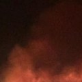 Ogroman plamen i dim nadvili se nad put: Otežan saobraćaj između Novog Sada i Siriga: Gori nisko rastinje, vozači oprez…