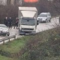 Жесток судар аутомобила и камиона код Чачка: Предњи део возила скоро потпуно смрскан, теретњак умало да слети са пута у…