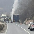 (Foto) Kulja gust dim: Neviđena drama u Ovčarsko-kablarskoj klisuri, zapalio se kamion tokom vožnje! Vozač srećom uspeo da…