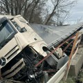 Pazrac šleperom probio bankinu i sletio u potok: Obustavljen saobraćaj zbog nesreće