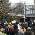 Protest roditelja u školi u Novom Sadu jer je policajac ušao na čas i zahtevao izjavu od nastavnika pred učenicima