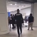 Drama u tržnom centru u Beogradu! Obezbeđenje ne može da savlada ženu, pozvana i policija