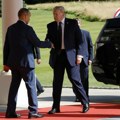 Tramp doputovao u Evijan le Ben na samit G7