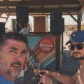 Vojin Ćetković sa poznatim kolegom uživa na Adi Bojani: Sklonili se u hlad dok sunce prži (foto)