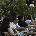 Sam za stolom jedan čovek sedi, dok drugi gosti pričaju on razmišlja o životu: Uslikali smo pevača usamljenog u gužvi…