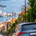 Vozači, da li znate za "efekat cigle"? Evo kako pravilno da okrenete točkove kada se parkirate na nizbrdici i uzbrdici