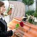 Šta se pokojniku oblači za sahranu i šta se stavlja u kovčeg: Ove običaje porodice poštuju, a nemaju veze sa pravoslavljem…