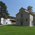 Prvi put posle 1999: KFOR počeo da uključuje Kosovsku policiju u obezbeđivanje manastira Visoki Dečani