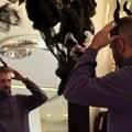 (Video) Ogromni paukovi, duhovi i kosturi Čeda Jovanović i Aca Kos dekorisali stan za Noć veštica