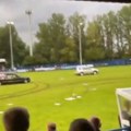 Engleski huligani u akciji: Pogrebni auto dovezen na centar stadiona u Gejtshedu, meč prekinut, navijači evakuisani