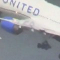 Novi incident: avionu „Junajted erlajnsa” otpala guma prilikom poletanja, pala na automobil i smrskala ga (video)