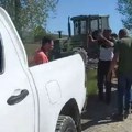 Meštani Jadra traktorima blokirali vozilo za koje tvrde da radi za Rio Tinto (VIDEO)