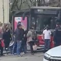 Šta to radi ovaj čovek u autobusu? Redak prizor začudio građane, ovako nešto nije viđeno godinama! (foto)