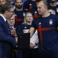 Vučić uručio zastavu: Pratićemo svaki nastup, hvala na trudu