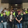 Prvo protest ispred Medicinskog fakulteta u Nišu, pa potraga za dekanom