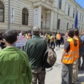 Održan protest ispred Akademije strukovnih studija Šumadija: Odata pošta žrtvama tragedija u Novom Sadu, Topoli, Ribnikaru…