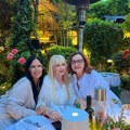 Pevačica milionerka napravila slavlje: Pozvala dve koleginice, nazdravljali šampanjcem, a Bekuti ruka opet u gipsu (foto)