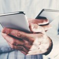 Srbin seo na klupu pa nasred puta ugledao tuđ mobilni! I zvoni! Javi se on, ali ovakav rasplet događaja nije očekivao: "i…