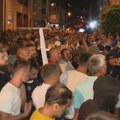 Veliki broj ljudi ispred zgrade Opštine Kosjerić, uzvikuju "pobeda" i "pumpaj"