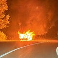 Strašna tragedija izbegnuta za dlaku! Drama na putu ka Mokroj Gori: Auto se iznenada zapalio u vožnji, ljudi u poslednjem…