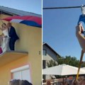 "Ovo još nisam video, cirkus": Mlada s balkona sletela zip-lajnom, snimak izazvao burne reakcije