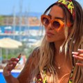 Aneli Ahmić u bikiniju, na intimnim delovima piše "Zver": Skinula se, obline sevaju na sve strane! Nakon veridbe baš provocira…