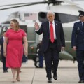 Donald i Melanija Tramp doputovali u Veliku Britaniju, sutra sastanak sa kraljem Čarlsom III u Vindzoru