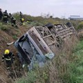 Prevrnuo se autobus sa radnicima na putu Sremska Mitrovica - Jarak, dve osobe poginule, ekipe hitne pomoći prevoze povređene
