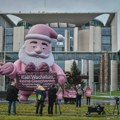 Demonstranti u Berlinu postavili džinovskog Deda Mraza u znak protesta