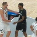 Jokić i u porazu pokazao kakav je gospodin, pružio ruku čoveku koji ga je "pljuvao", kamere sve snimile