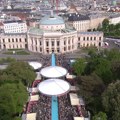 Beč spreman za spektakl: Defile tirkiznim tepihom otvara jubilarnu 70. Pesmu Evrovizije