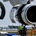 Лешинар слетео на крило авиона пред полетање, ватрогасци га спасили