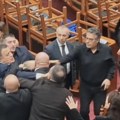 Haotično u albanskom parlamentu: poslanici se sukobili, opozicija blokirala govornicu