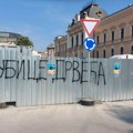 „Ubice drvećaˮ – osvanula poruka na ogradi oko Trga Radomira Putnika