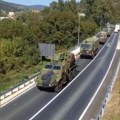 Ekskluzivno! Dugačka kolona borbenih vozila Vojske Srbije kreće se iz Kraljeva ka Raški (video)
