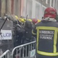 Brutalna tuča policijaca i vatrogasaca u Španiji (VIDEO)