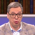 „Ima neki problem?“: Vučić pisao po tabli tokom emisije, a onda se obratio nekom iza kamere…