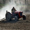 Od 1. januara naredne godine traktori bez kabine zabranjeni na putevima